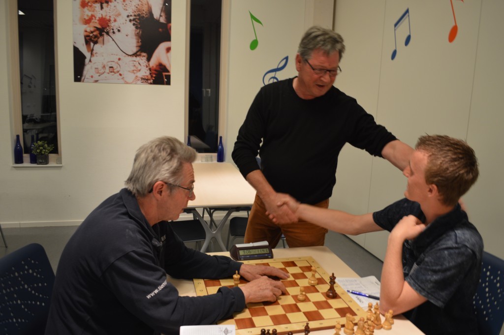 Jan Smink (staand) wordt met zijn eindzege gefeliciteerd door Gerard Dudink die zojuist heeft verloren van Willem van der Veen.
