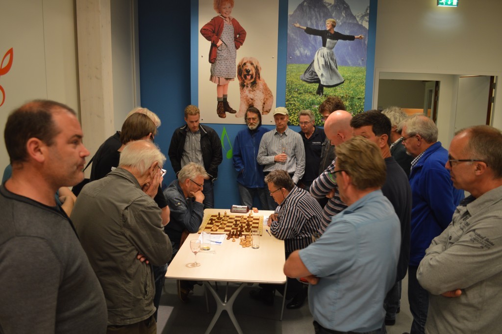 Aan belangstelling geen gebrek bij de beslissende fase in de partij tussen Dirk Lont (links) en Fred Avis.