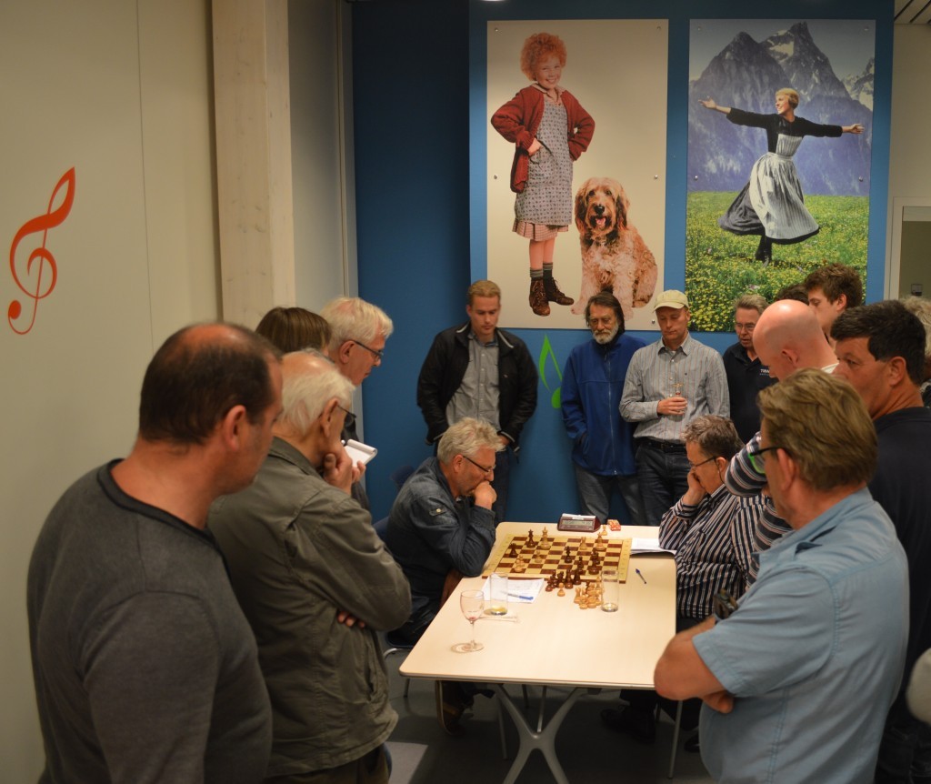 Volle bak bij de partij Dirk Lont-Fred Avis. Niemand wil iets van de ontknoping missen.