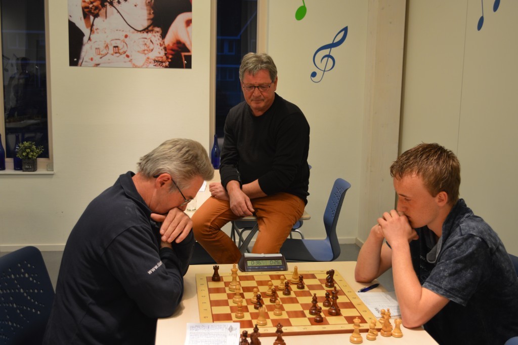 De latere groepswinnaar Jan Smink is het publiek bij Willem van der Veen-Gerard Dudink. Zwart staat in een spectaculaire stelling een pion voor.