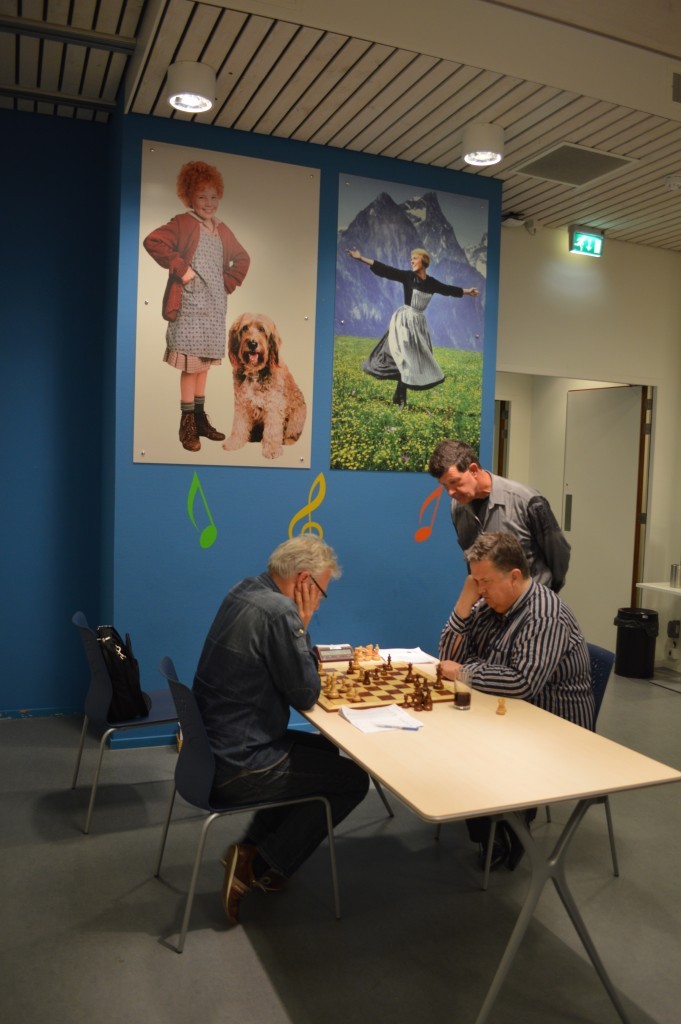 Welgeteld één toeschouwer (Arnold van der Wolff) bij de topper tussen Dirk Lont en Fred Avis. Later zal het rond hun bord veel en veel drukker worden.