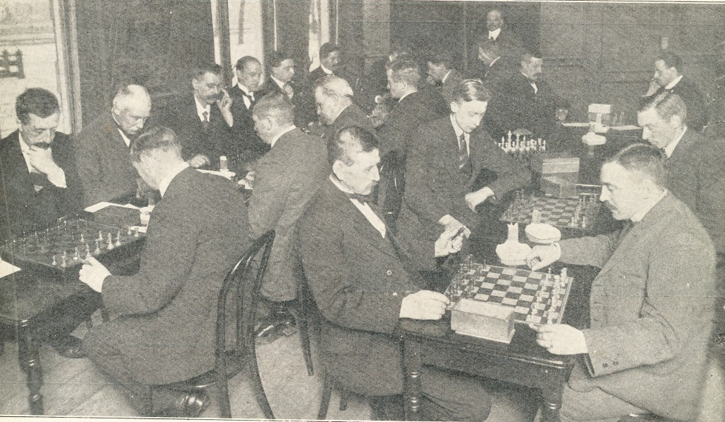 Caïssa (links op alle tafels) en Aris de Heer 2 staan op het punt van beginnen in de eerste bondswedstrijd ooit in Hoorn gespeeld.