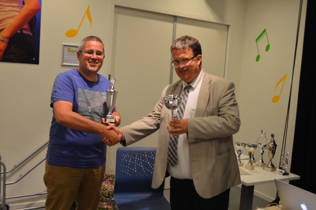 Voor clubkampioen Ronald Ritsema (links) heeft voorzitter Fred Avis de eerste prijs en de wisselbeker.