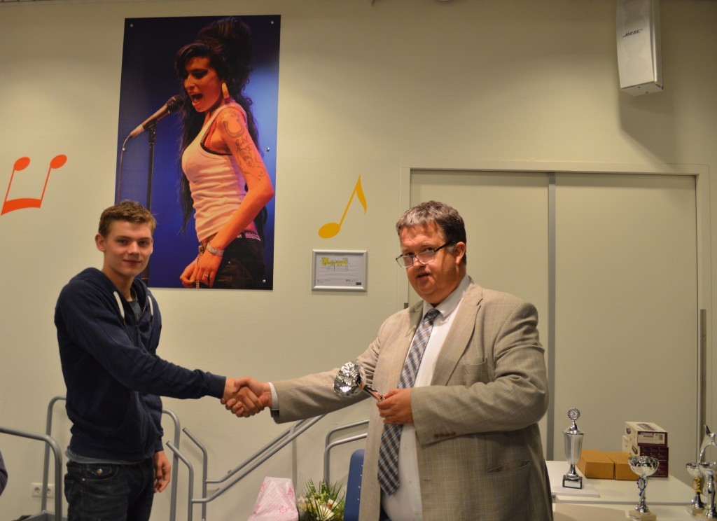 Felicitaties van Fred Avis voor Nick Manshanden (links), de vice-kampioen van Caïssa-Eenhoorn.