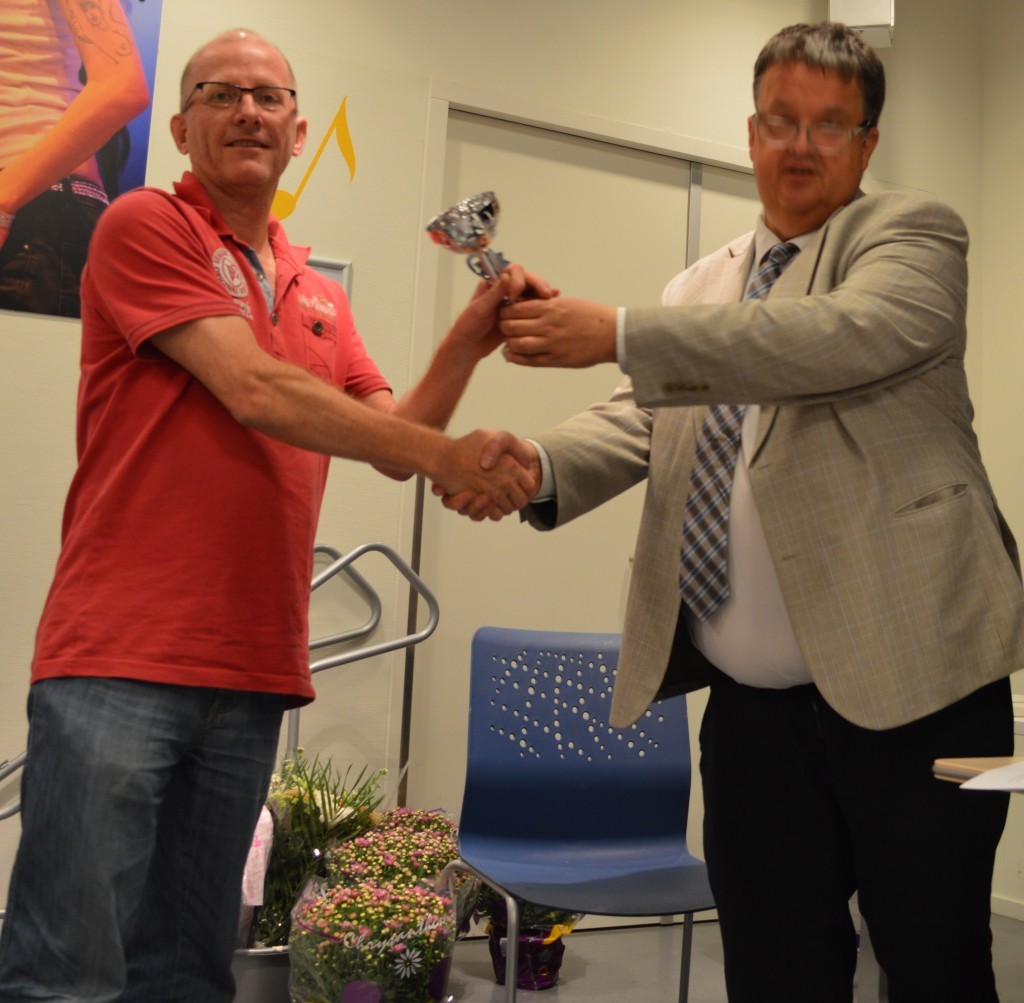 De beker voor de derde plaats in de clubcompetitie is voor Bert Spil (links).