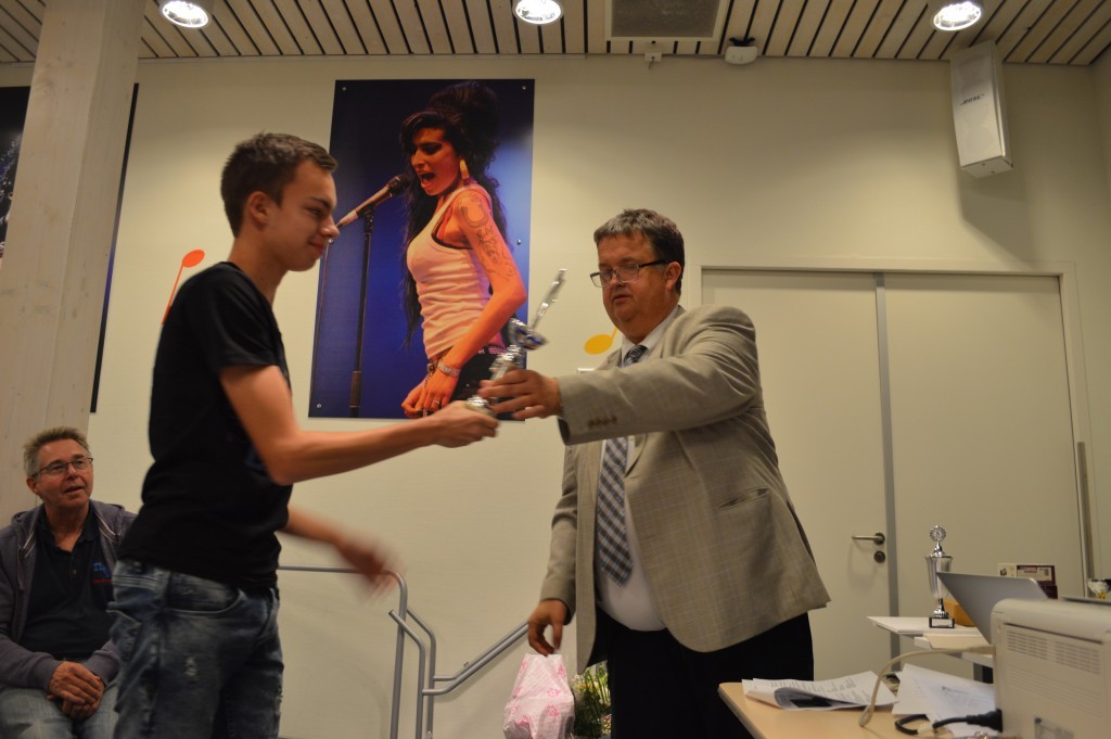 Seréyo Bekkink krijgt van Fred Avis zijn prijs als winnaar van het rapidtoernooi.