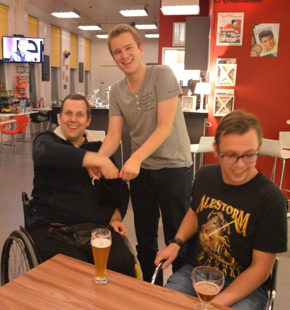 De loting gaat beginnen. Robbert van Dijkhuizen helpt Frank Tieken die de eerste vijf bekerpartijen samenstelt.