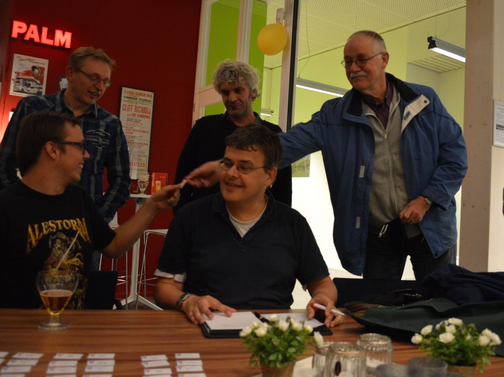 Ook Peter Holscher (rechts) helpt mee bij het loten en geeft een naam aan Sernin van de Krol. Organisator Johan Paul Hendriks (midden) administreet alle partijen.
