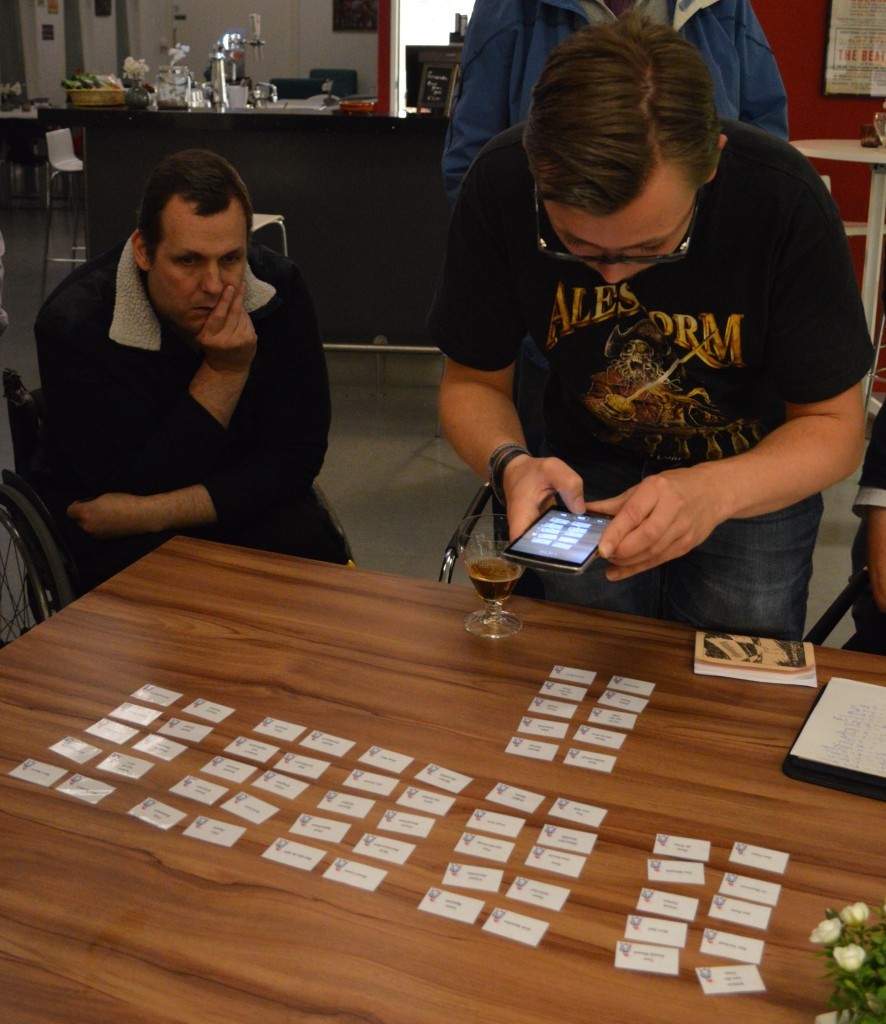 Sernin van de Krol legt het resultaat van de loting fotografisch vast.