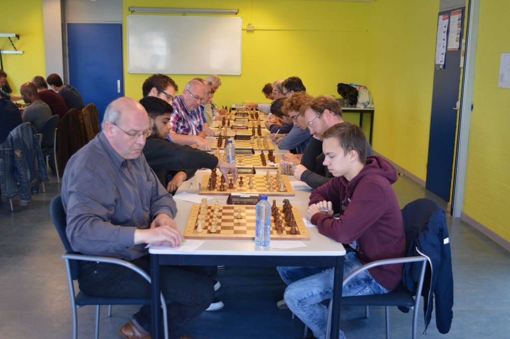 Almere-kopman Johannes Kossen heeft 1. d4 gespeeld tegen Seréyo Bekkink. Ook voor Caïssa-Eenhoorn 2 is de bondscompetitie begonnen.
