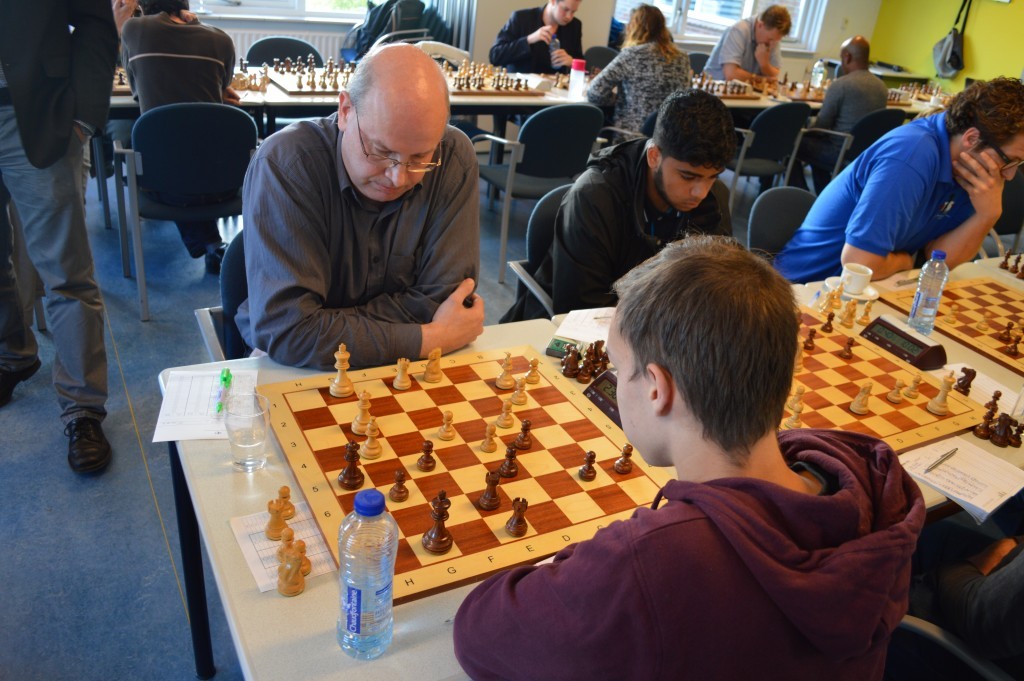Op het eerste bord (Johannes Kossen-Seréyo Bekkink) heeft wit zojuist 38. Lxg4 gespeeld. De zwarte aanval ebt langzaam weg.