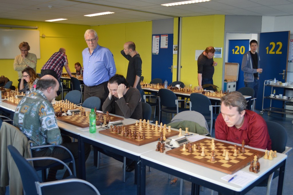 De ontknoping is nabij. Henk-Jan Visser heeft op f1 schaak gegeven, waarna de koning naar e3 gaat. Wit zal na 44. ... Da1 het giftige pionnetje op b4 slaan en verliest met ... Dc1+ zijn witveldige loper op c6. Dan heeft Stan van Gisbergen het al opgegeven.
