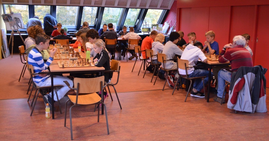 Op de eerste verdieping van cultureel centrum De Plataan schaken de groepen 1, 2 en 3 om de Grote Prijs van Hoorn.