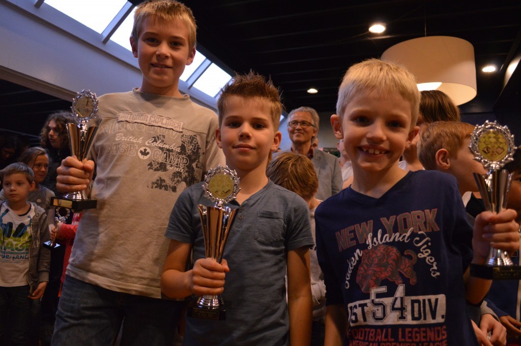 De prijswinnaars van groep 6: vlnr Hugo van Kester (De Wijker Toren, 2), Wouter Betjes (Santpoort, 1) en Alen Bosma (Caïssa-Eenhoorn, 3).
