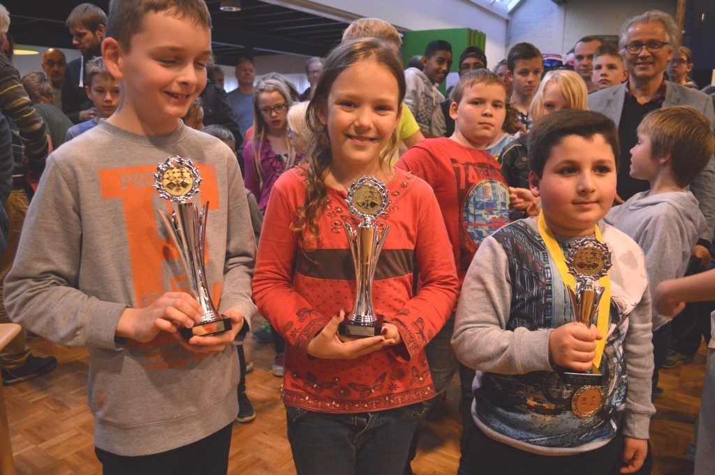 De prijswinnaars van groep 5: vlnr Stella Duson (Caïssa-Eenhoorn, 2), Colin Laan (Caïssa-Eenhoorn, 1) en Gagik Artunov (Magnus, 3).