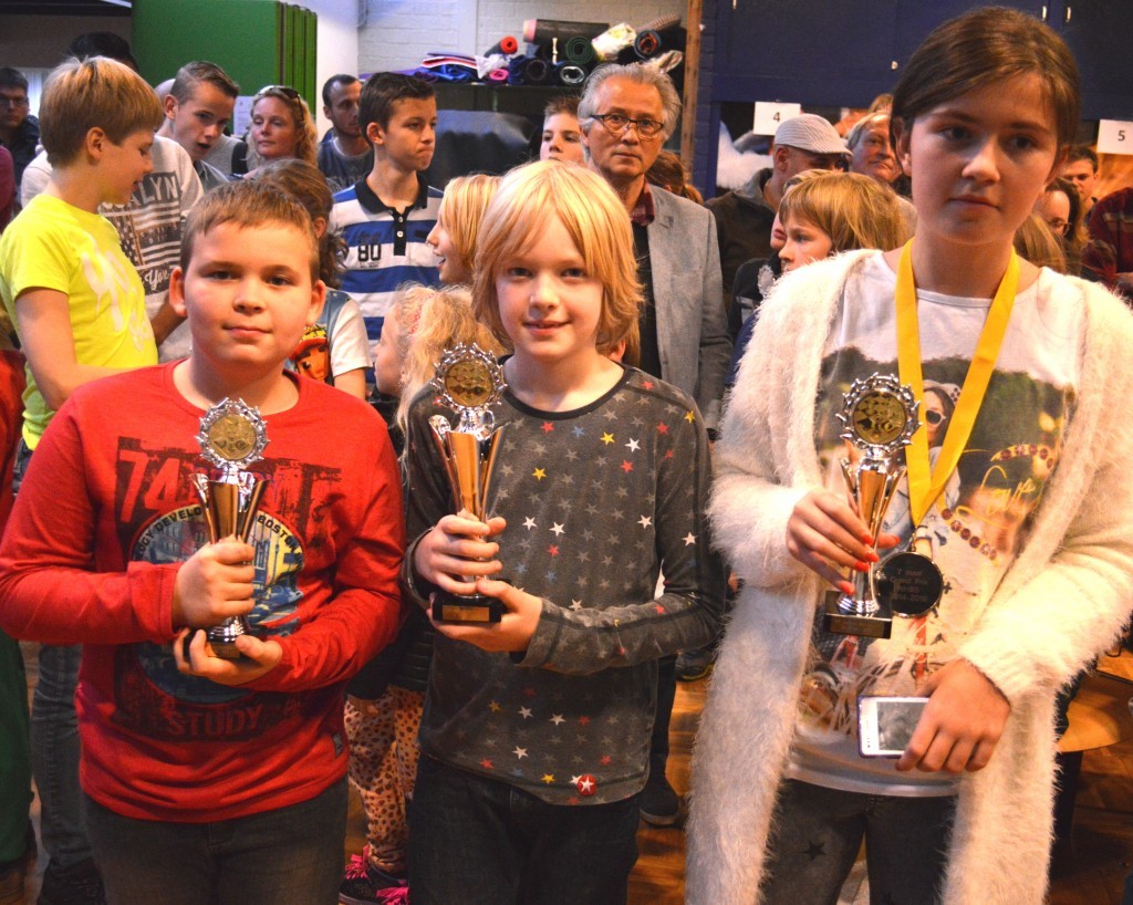 De prijswinnaars van groep 4: vlnr Vladimir Bartels (Purmerend, 2), Jurriaan Boeren (HWP, 1) en Sara Najetovic (Opening’64, 3).