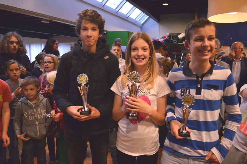 De prijswinnaars van groep 2: vlnr: Sven Damen (Aris de Heer, 2) en de Schaakmat-zus en broer Marit (1) en Julian de Boer (3).