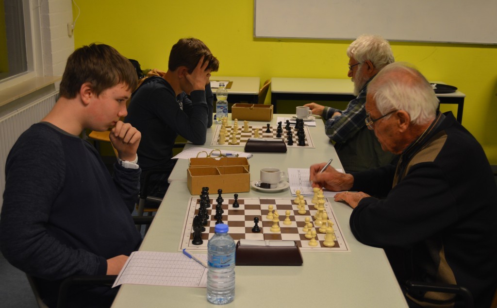 Klaas Jan Koedijk (links) kijkt al met een schuin oog naar wits loper op c4.