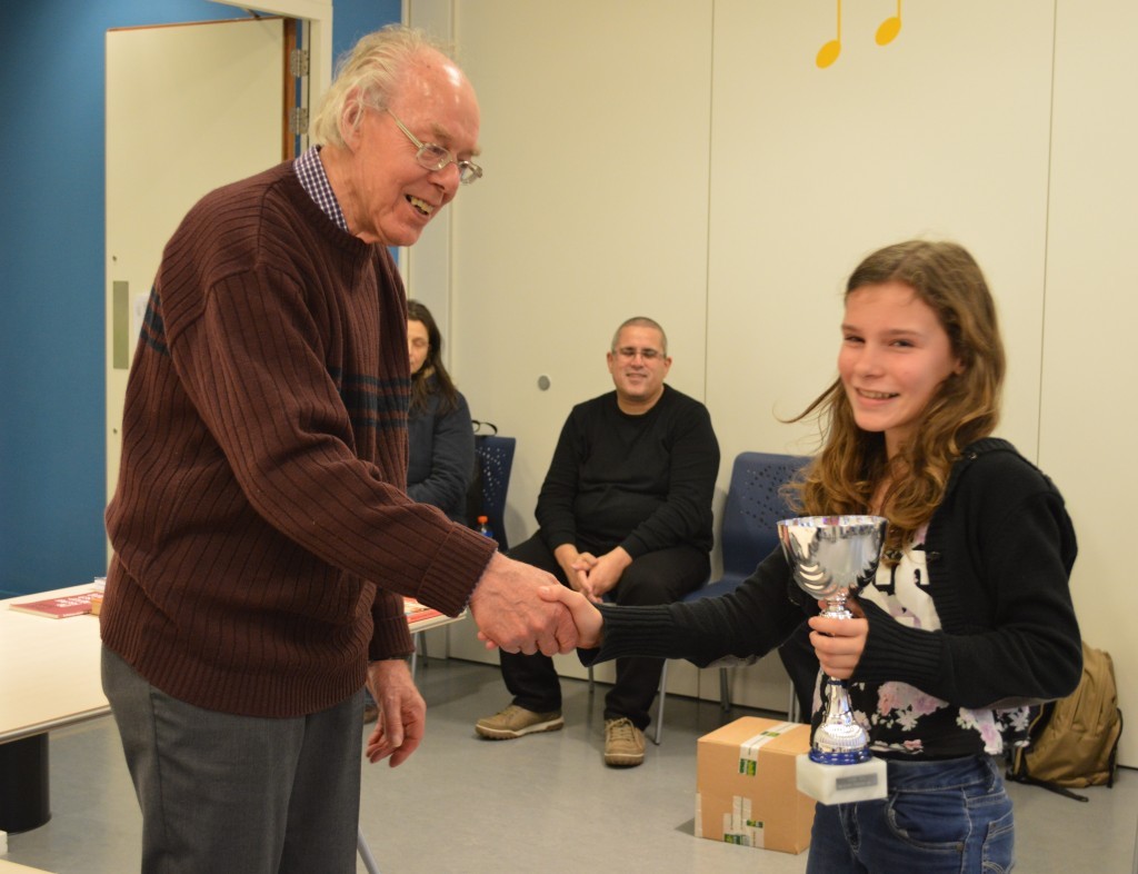 Gilles Provoost feliciteert Robin Duson met haar derde NHSB-titel op rij.