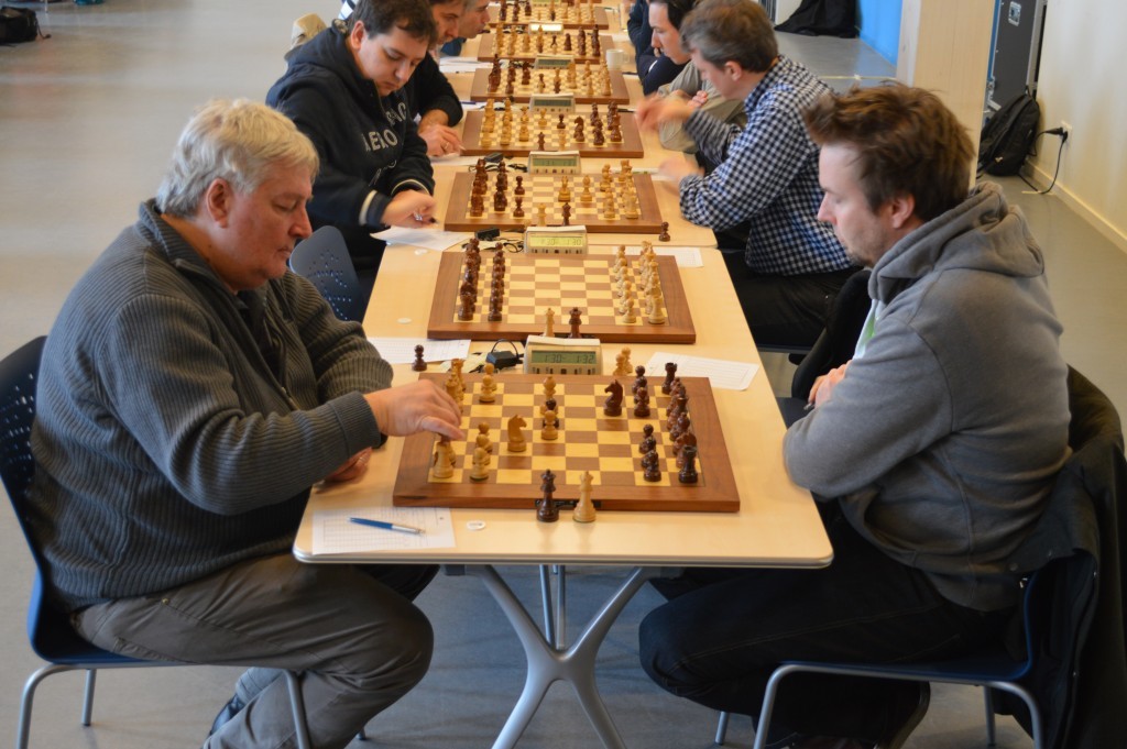 Een mooi moment in de Hoornse schaakgeschiedenis. Jan Timman speelt op 7 maart 2015 zijn eerste partij in onze gemeente. Als kopman van Wageningen is hij aan zet tegen Daan Zult, eerstebordspeler van Caïssa-Eenhoorn.