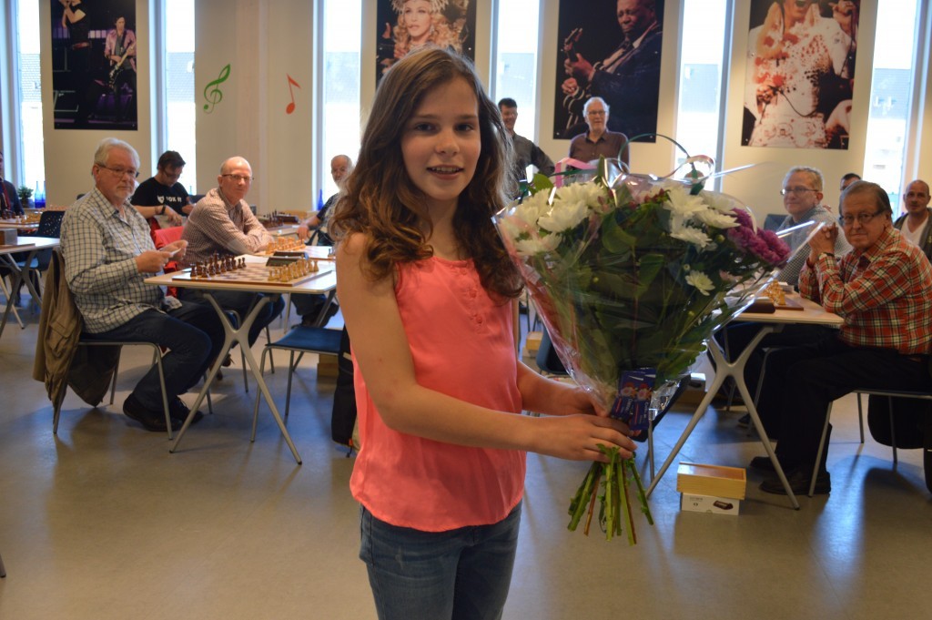 Bloemen voor Robin Duson voor haar uitstekende prestatie op het NK C-jeugd.