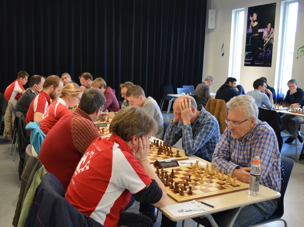 Caïssa-Eenhoorn 2 op weg naar de winst tegen SG Max Euwe 3. Rechts de invallers Dirk Lont (vooraan) en Piet Aardenburg die anderhalf bordpunt binnenbrachten.
