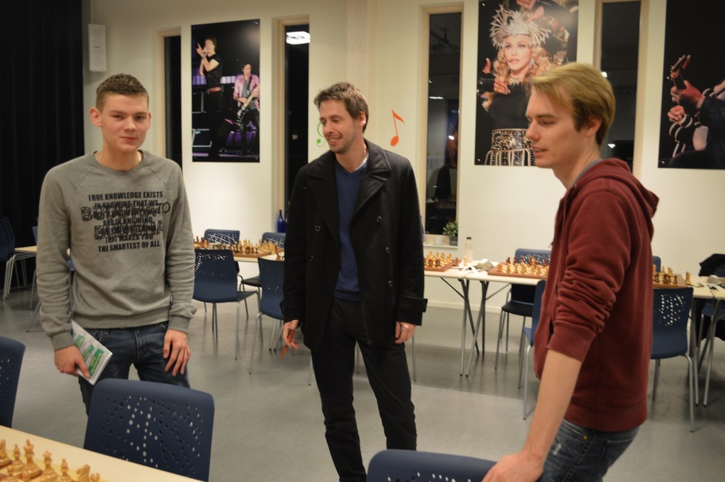 Matchwinner Nick Manshanden (links) na het applaus. Napraten met zijn ploeggenoten Sjoerd Kelder (midden) en Arjon Buikstra.