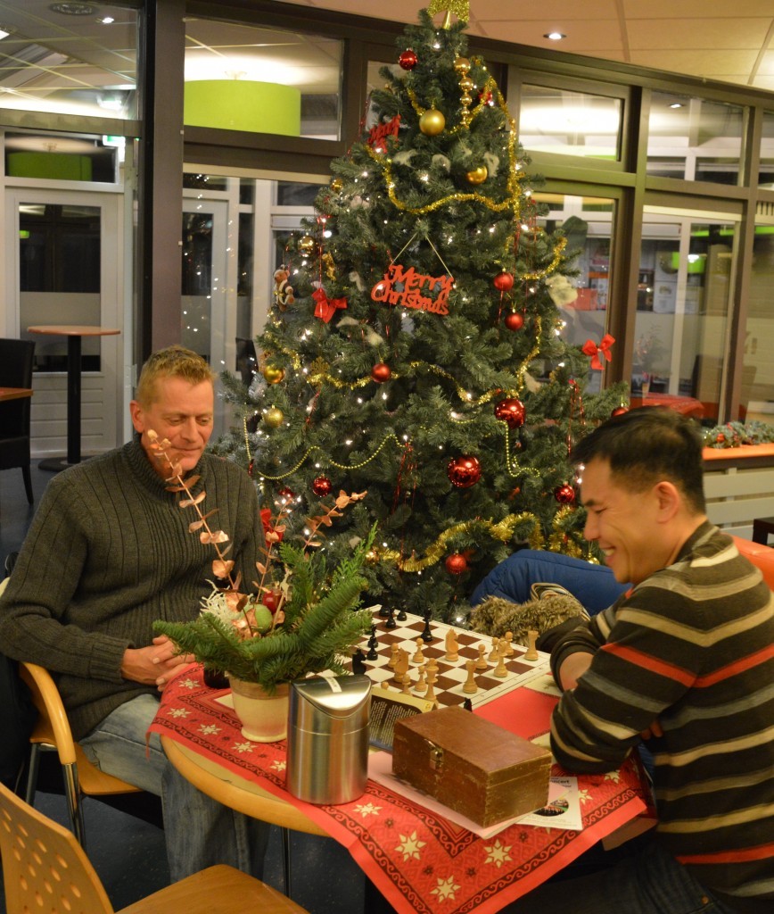 Kerstschaak met Richard Koekkoek (links) en Luan Nguyen. MERRY CHRISTMAS.