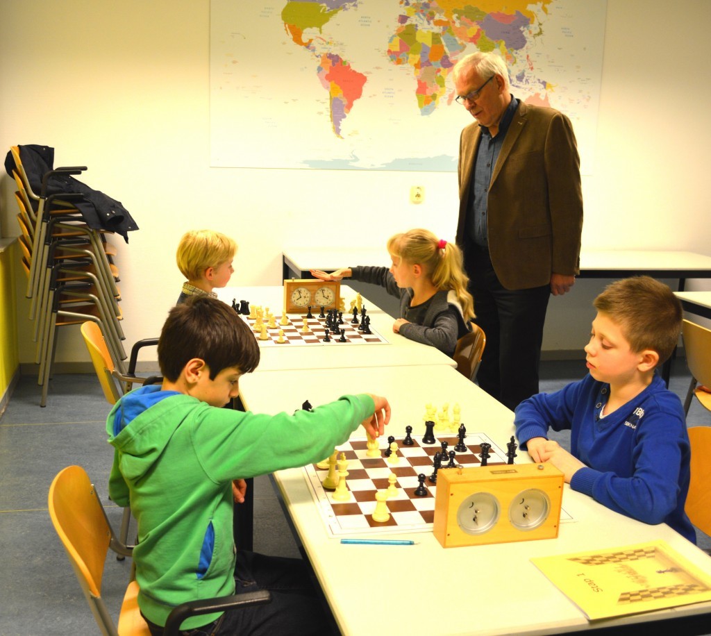 Onder leiding van Arend Stapel maakt Stap 1 kennis met schaken met de klok. Op de voorgrond Berkay Fici (links) en Kevin de Rooij.
