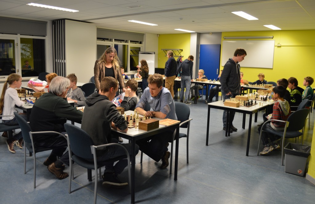 De laatste schaakavond van 2015 in wijkcentrum Kersenboogerd. Voor iedereen, jong en minder jong, is van alles te doen.