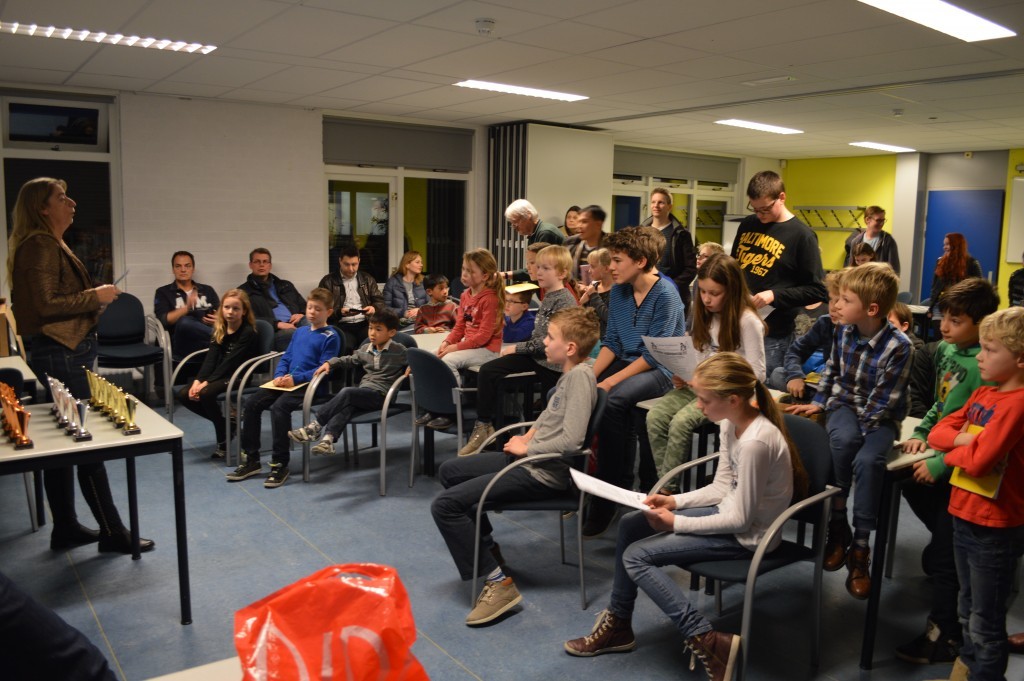 In een volle zaal maakt Liesbeth Dijkstra (links) de resultaten van de Grote Clubactie bekend.