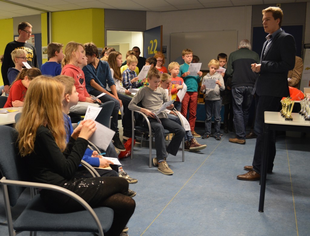 Robbert van Dijkhuizen richt zich tot de jeugd. De prijsuitreiking gaat beginnen.