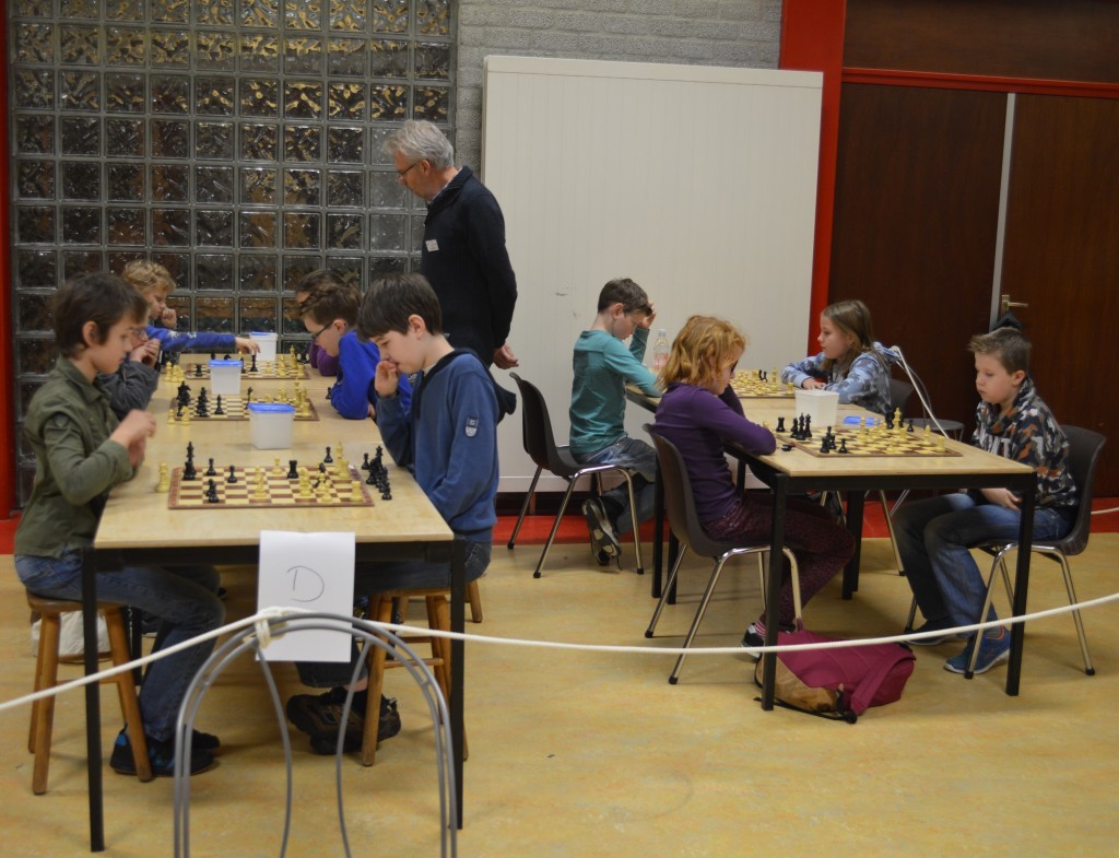 Familieschaak 2. Op de voorgrond links spelen de Langedijker broers Max (rechts) en Merijn Hooijmans hun partij uit de eerste ronde van het D-kampioenschap.