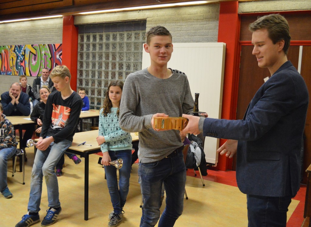 Toernooidirecteur Robbert van Dijkhuizen reikt de imposante en fraaie wisseltrofee uit aan kersvers Westfries kampioen Nick Manshanden.
