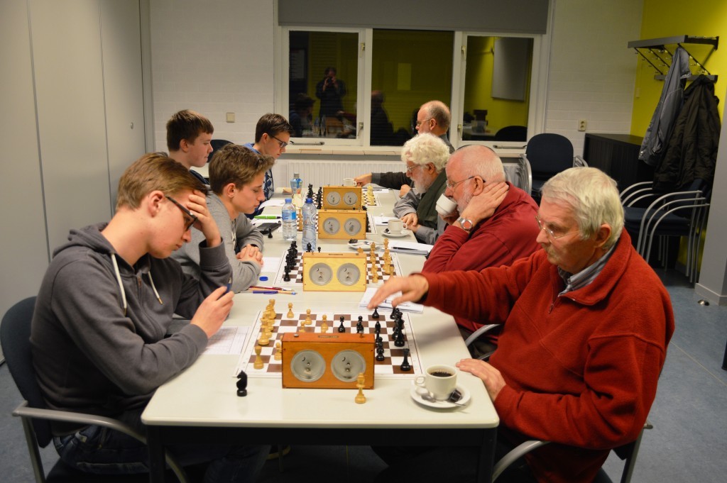 Caïssa-Eenhoorn (links) is aan de pittige klus die Degoschalm is, begonnen. Op de voorgrond de vierdebordspelers Martijn de Wit met wit en Henk Duyverman.
