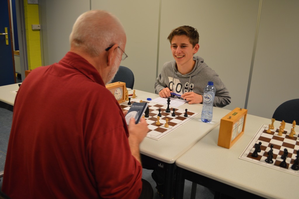 Niels Appelman heeft alle reden om tevreden te zijn. Met zijn remise tegen Leo van der Zwaard stelt hij de wedstrijdwinst veilig.
