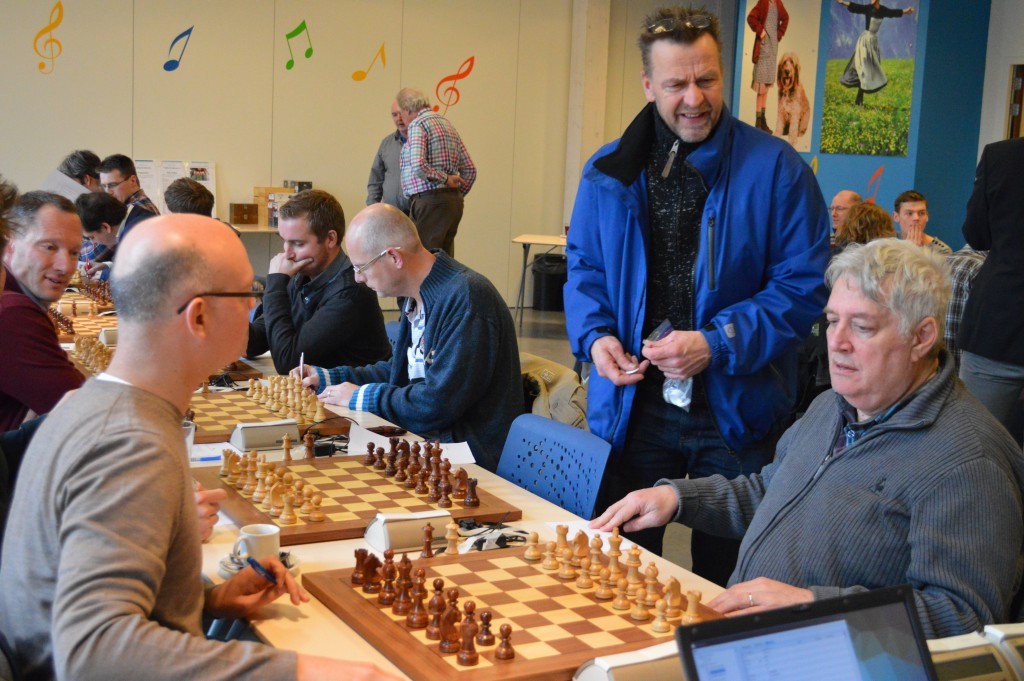 Rinus van de Krol deelt consumptiemunten uit en hij begint natuurlijk bij het eerste bord.