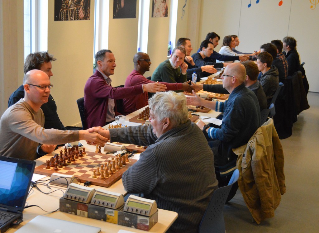 Jan Timman is net als vorig jaar weer in De Kreek. Hij wenst Arne Moll prettige partij.