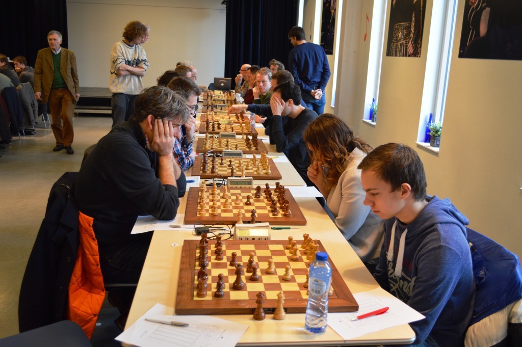 De lange tafel aan de andere kant. Seréyo Bekkink (vooraan rechts) en naast hem Arlette van Weersel zijn in diepe gedachten verzonken.