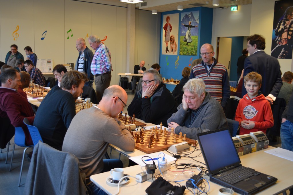 De 10-jarige Fabian Nierop staat naast Jan Timman, jeugdheld van zijn vader.