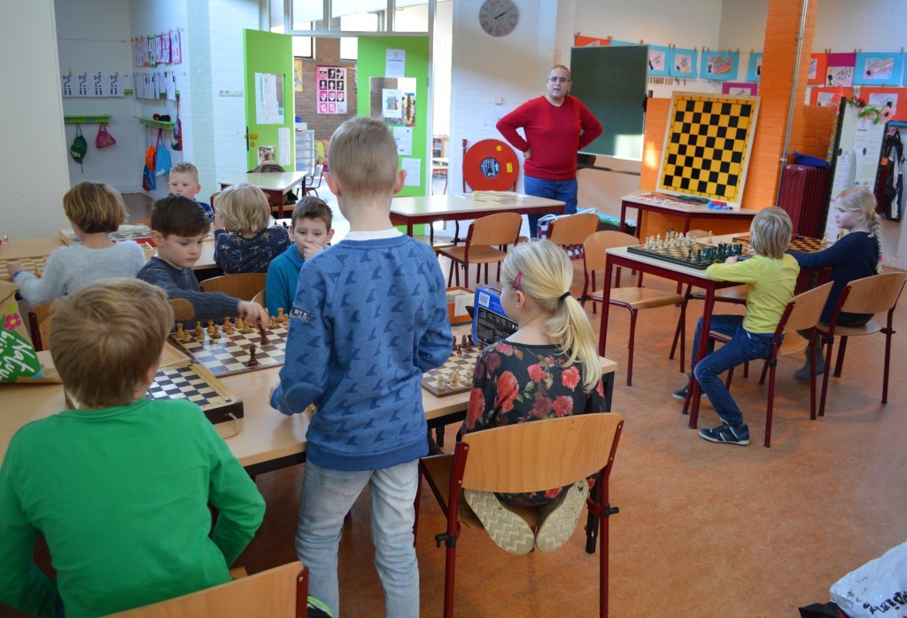 Ronald Ritsema begint met de eerste schaakles op de Sint Lidwinaschool.