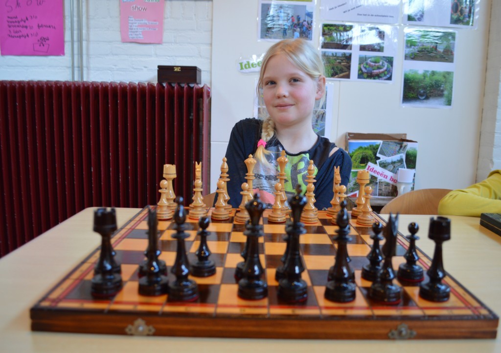 Eleonore met haar schaakspel.
