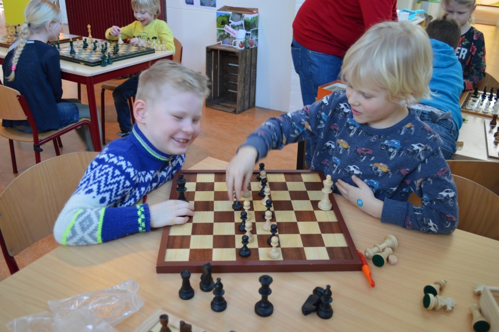 Rens (links) en Thijs doen een spelletje met alle pionnen en de koningen.