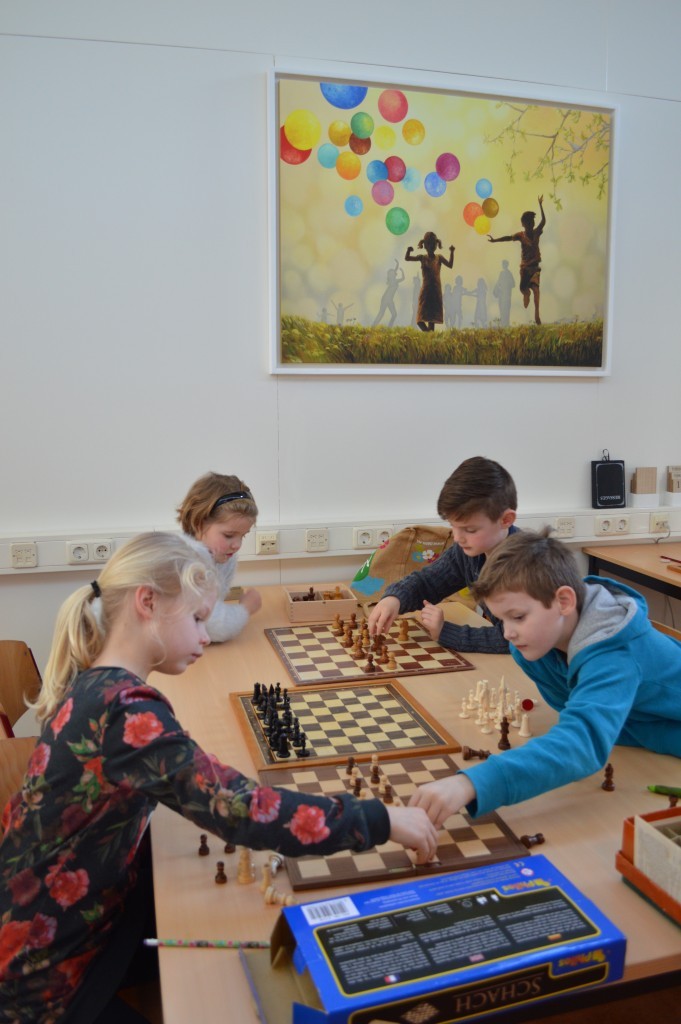 Ook Lynn, Maaike, Jay en Quinten (van links naar rechts) hebben veel plezier met het schaakspelletje. 