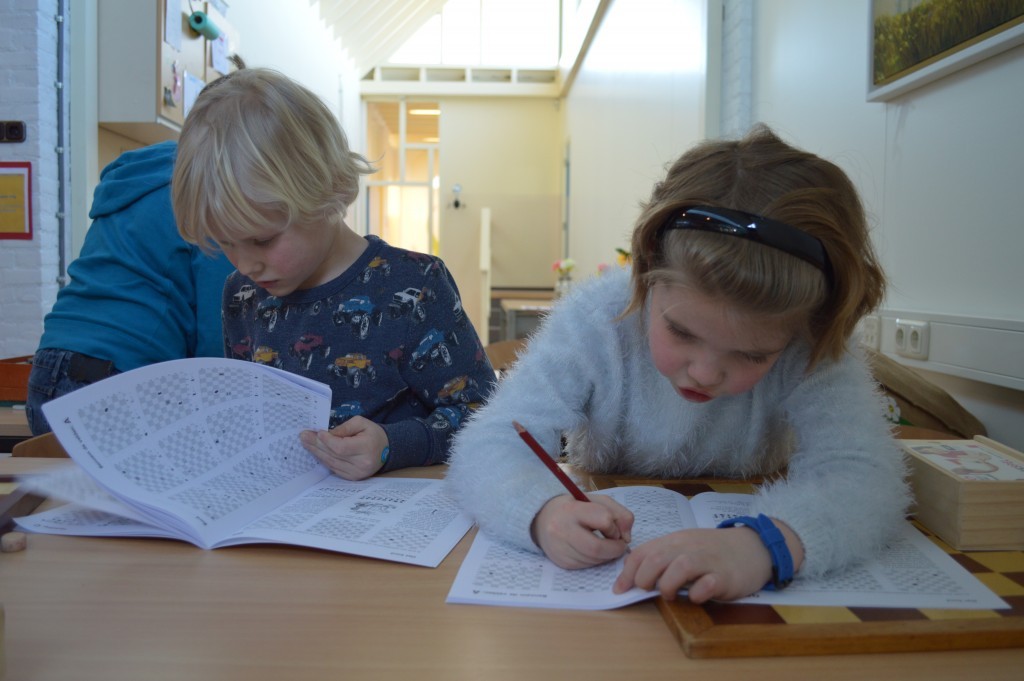 Terwijl Thijs nog even verder bladert, maakt Maaike al haar eerste huiswerk.