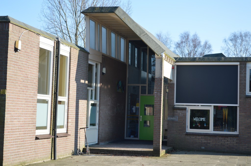 De ingang van de Sint Lidwinaschool in Zwaagdijk-West. Welkom bij de schaaklessen.