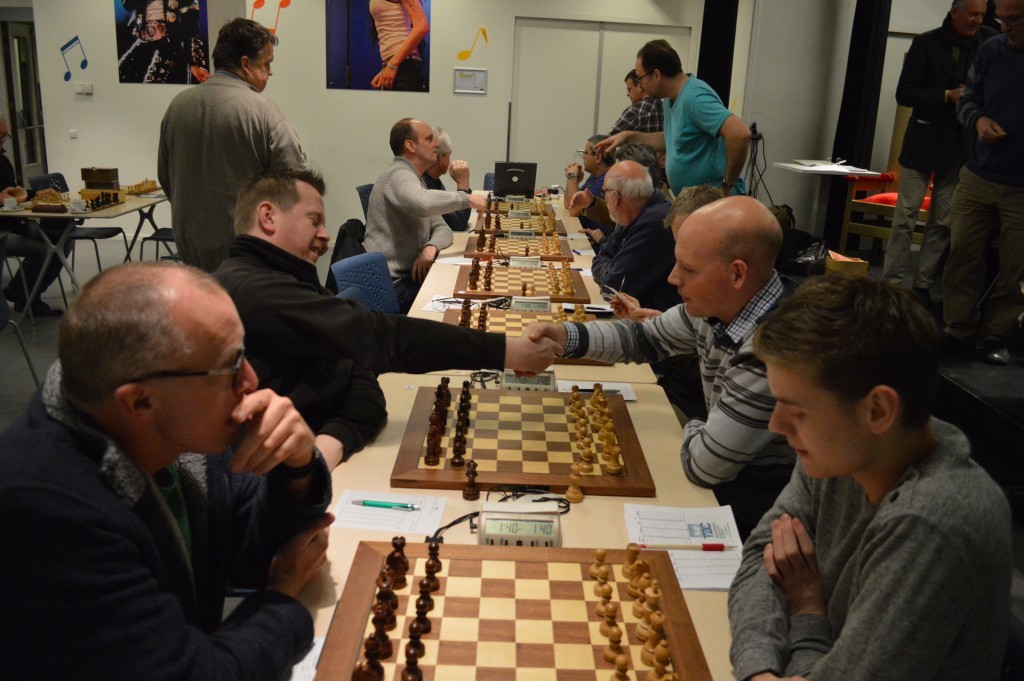 Het WFK gaat beginnen. Op de voorgrond zijn onze clubgenoten Erik Romkes (links) en Nick Manshanden er klaar voor. Naast hen wensen Rik Slaman (links) en Andrew Weltevreden elkaar prettige partij.