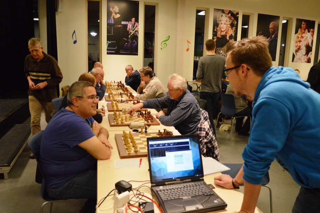 Ronald Ritsema (links), WFK-deelnemer met de hoogste rating, praat met livebordeninstallateur Sernin van de Krol.