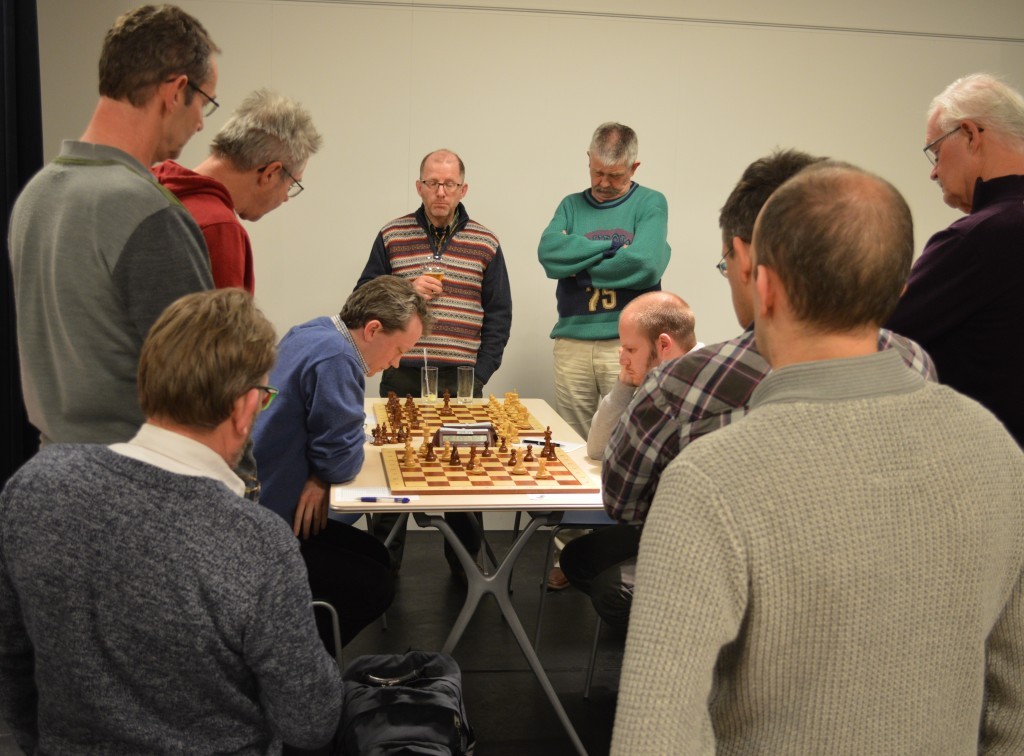 En van dichtbij ziet dat er zo uit. Henk-Jan Visser (wit) moet winnen en piekert zich suf om dat doel te bereiken. Het lukt niet. De Waagtoren bekert verder.