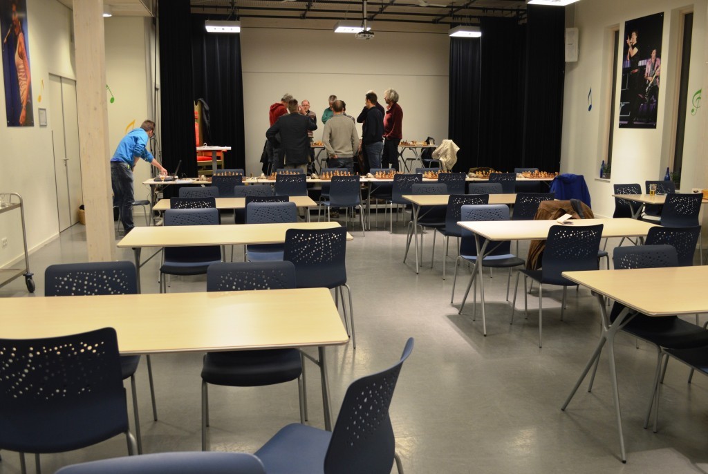 De ontknoping nadert. In een lege speelzaal is op het podium alleen nog de bekerpartij Henk-Jan Visser - Frank Agter aan de gang.